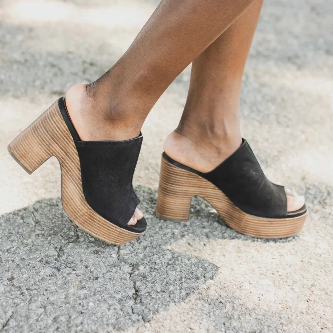 Seychelles: Invigorated Nubuck in Black